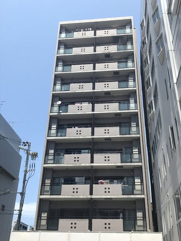 2001年6月竣工。地上10階建てのマンション